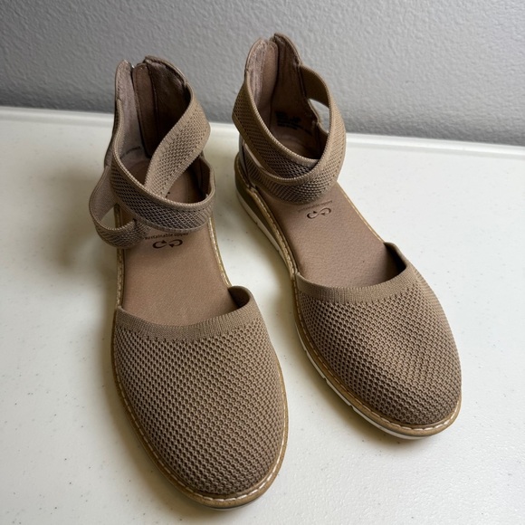 Me Too Womens Sandals size 6.5 Adria Closed Toe Sandal Brown Genuine Vegan - Picture 4 of 9